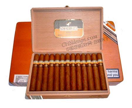 1994年6月上任的总裁埃米莉亚.塔马约给我们提供了科伊巴的身世真相。这一切起使于60年代中期,当时一位卡斯特罗的贴身保镖喜欢向当地雪茄工匠购买雪茄,没想到卡斯特罗吸后非常喜欢,此后在严密监控的意大利式的豪宅里,秘密为卡斯特罗先后生产No1、No2、No3,三种样品,卡斯特罗选择了No2由EduardoRibera专门为卡斯特罗调制雪茄,后取名为COHIBA雪茄。